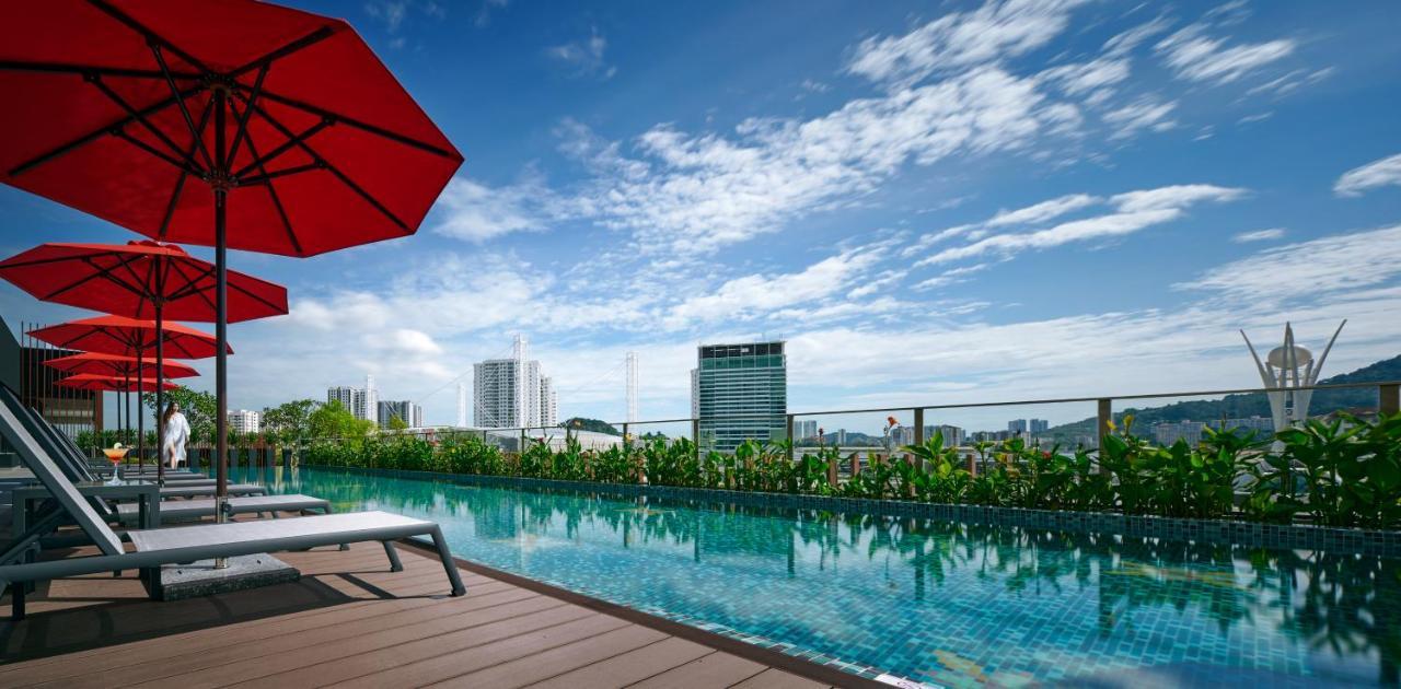 Amari Spice Penang Hotel บายันเลอปาส ภายนอก รูปภาพ The swimming pool at the rooftop