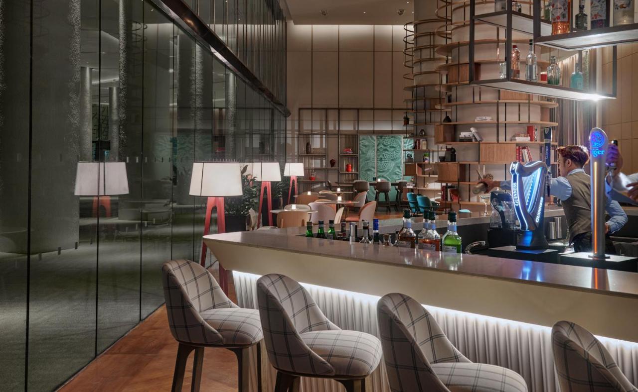 Amari Spice Penang Hotel บายันเลอปาส ภายนอก รูปภาพ The bar at the hotel
