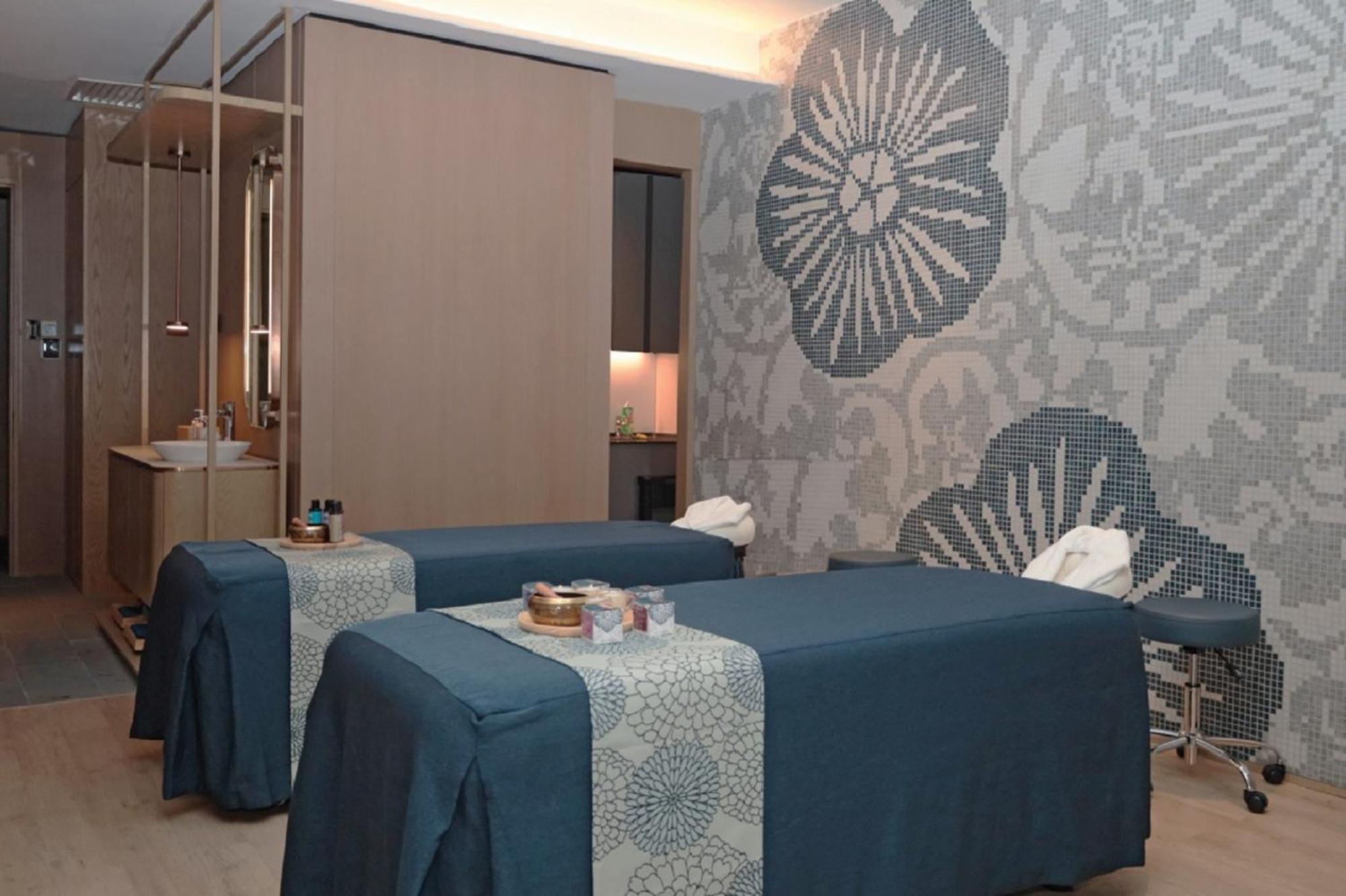 Amari Spice Penang Hotel บายันเลอปาส ภายนอก รูปภาพ A treatment room at the Four Seasons Spa